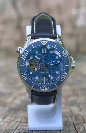 Montre bleue avec petit cadran GMT