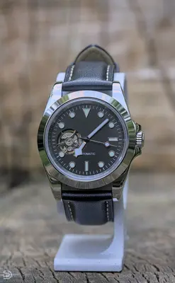 Montre noire & argent avec balancier visible