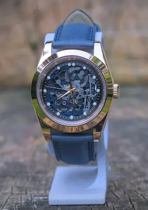 Montre bleue Miyota 8N24 avec boitier rose gold
